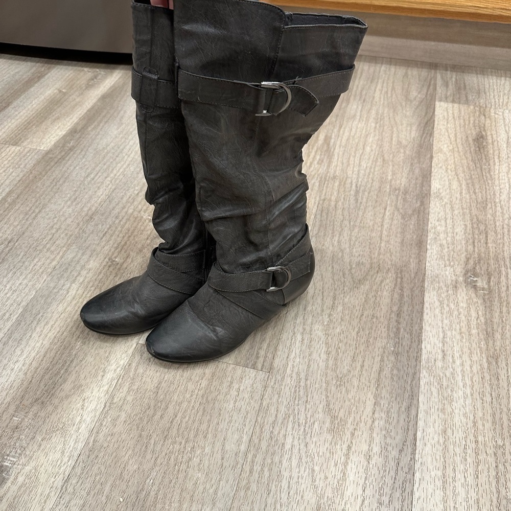 Fashion Boot size 8 grey or black let me know in comments which one you want